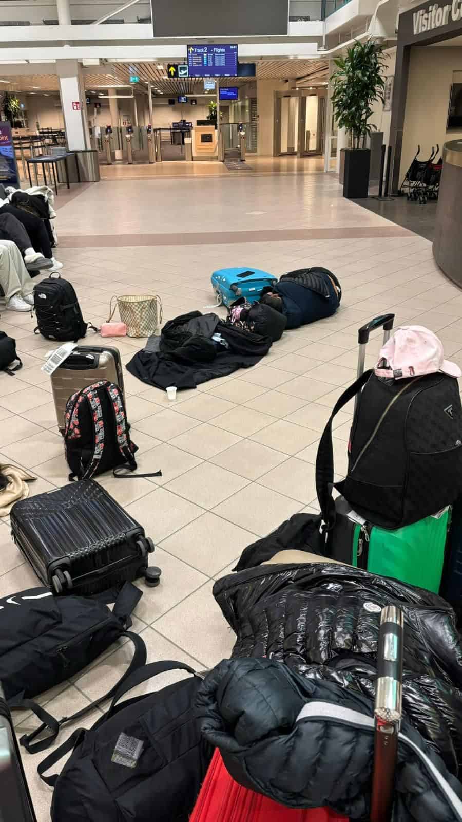 Peste 200 de români au rămas blocați într-un aeroport din Suedia aproape 24 de ore: „Ne-au spus «Descurcați-vă»”