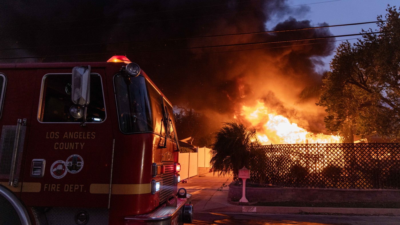 Cel puțin 10 oameni au murit în incendiile de proporții din Los Angeles: „E ca şi cum o bombă atomică ar fi fost aruncată”