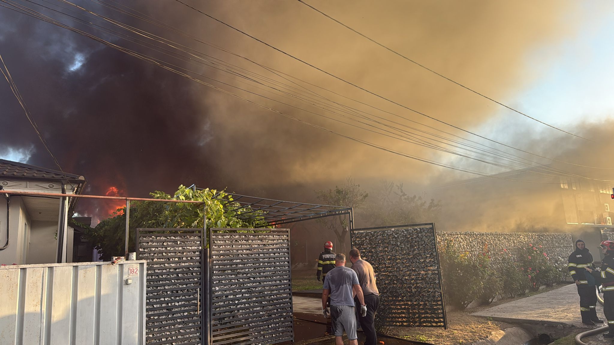 Incendiu violent la o hală din Galați. Flăcările au cuprins sute de metri pătrați. Cauza focului a fost stabilită de pompieri
