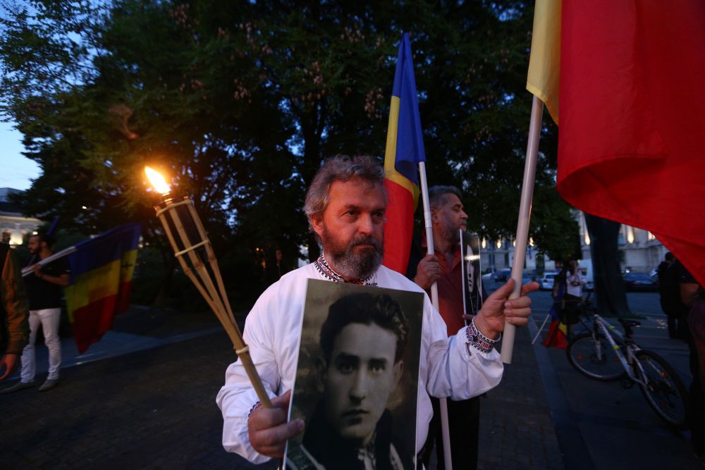 FOTO/ Ziua națională de cinstire a martirilor din temnițele comuniste a fost comemorată în Piața Revoluției