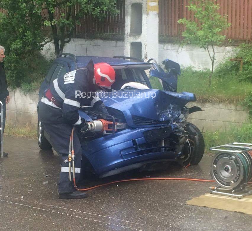 Șase oameni, răniți într-un accident în județul Buzău. Impact violent între două mașini
