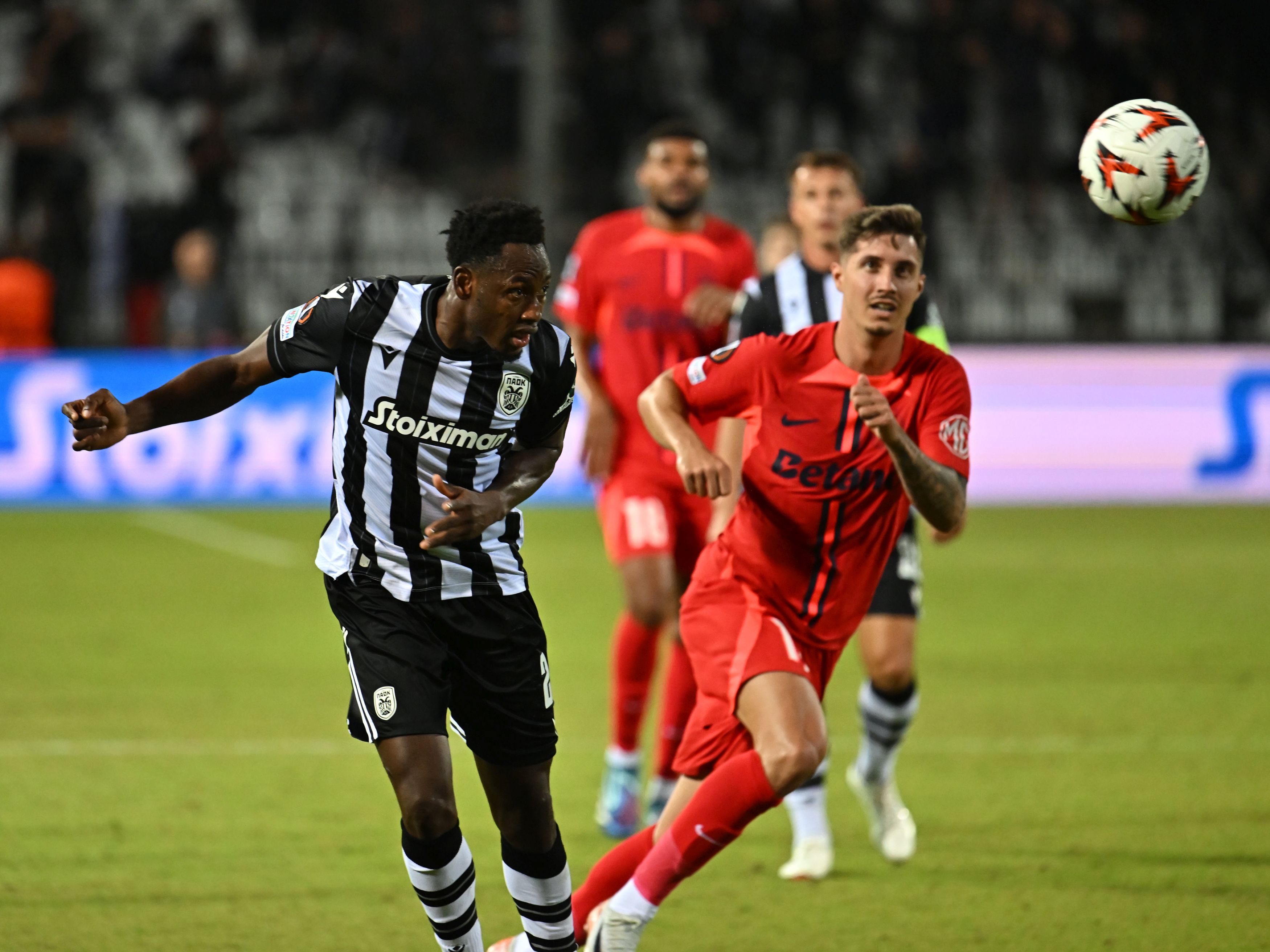 FCSB a câștigat la PAOK Salonic cu 1-0 după un final dramatic, în care echipa lui Răzvan Lucescu a lovit bara