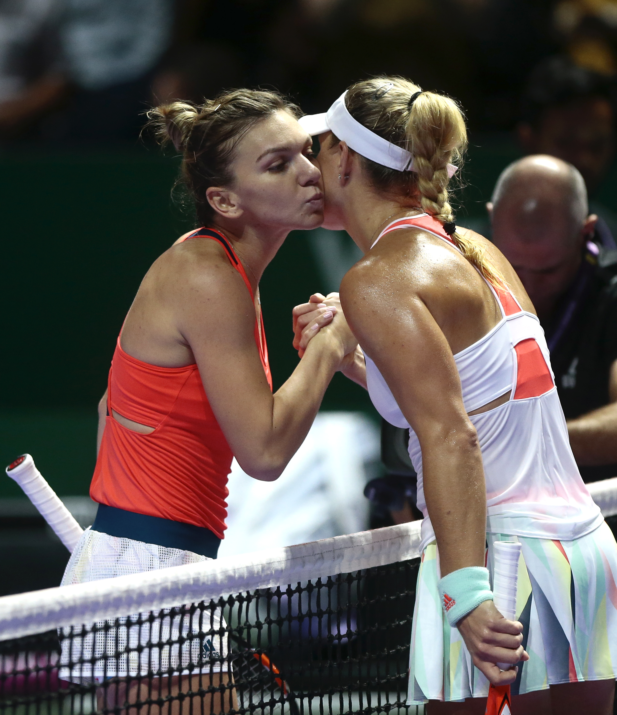 Halep a pierdut pe mâna ei meciul cu Kerber de la Turneul Campioanelor. Simona a comis peste 30 de erori neforțate. Reacție sinceră | LIVEBLOG