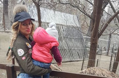 Ce spune Sânziana Buruiană despre faptul că-și alăptează fetița la trei ani. "Niciodată nu am încercat să opresc asta" | FOTO