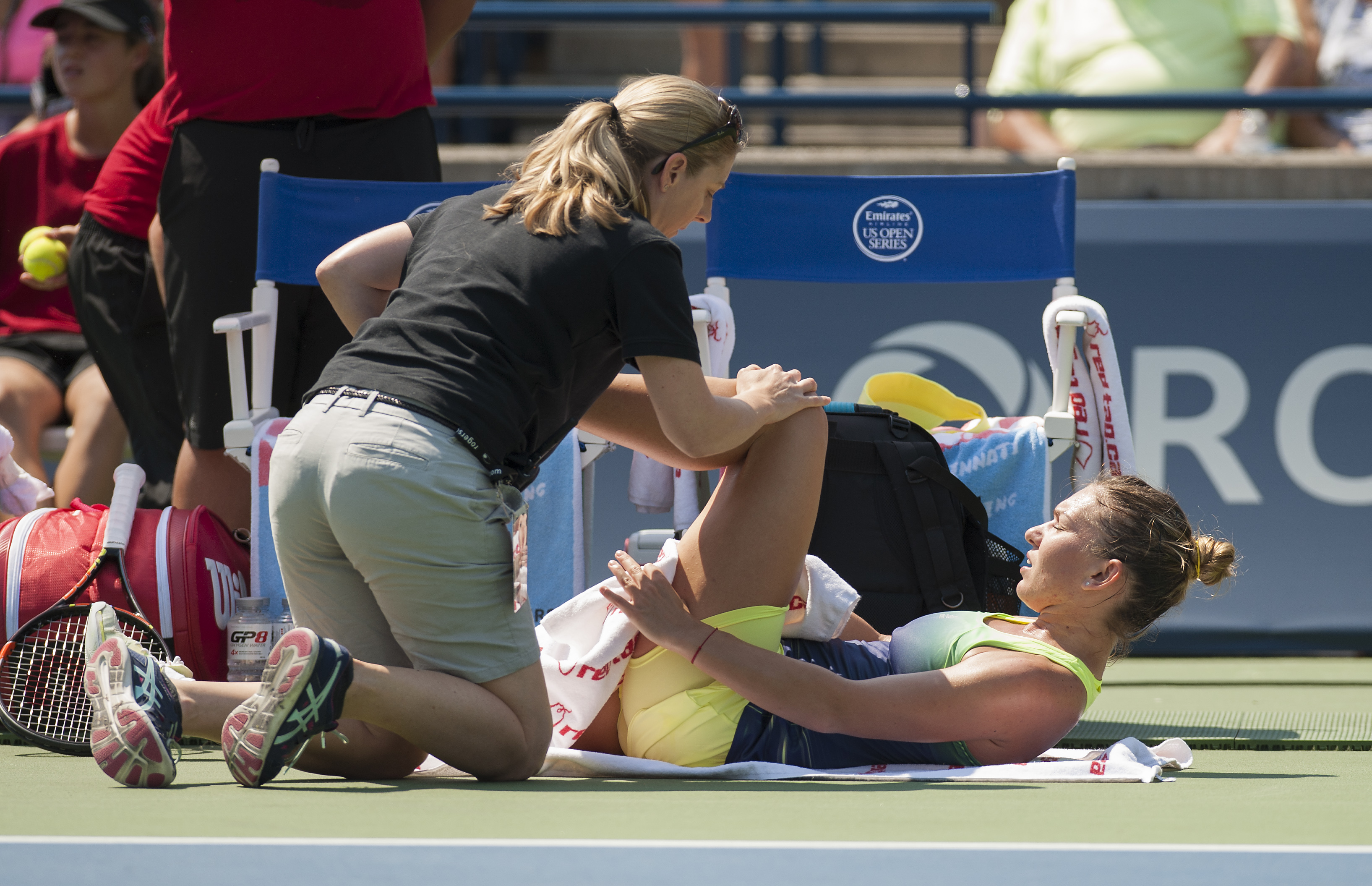 Halep a explicat motivele abandonului din finala de la Toronto: ”În primul set am simțit dureri musculare. Apoi, durerea s-a dus spre genunchi. În setul secund m-am simtit mai rău, aveam crampe la stomac, amețeli” / FOTO