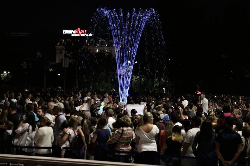 FOTO | Fântânile din Piața Unirii, redeschise joi. Mai mulți protestatari au venit la eveniment. Ce mesaje au afișat