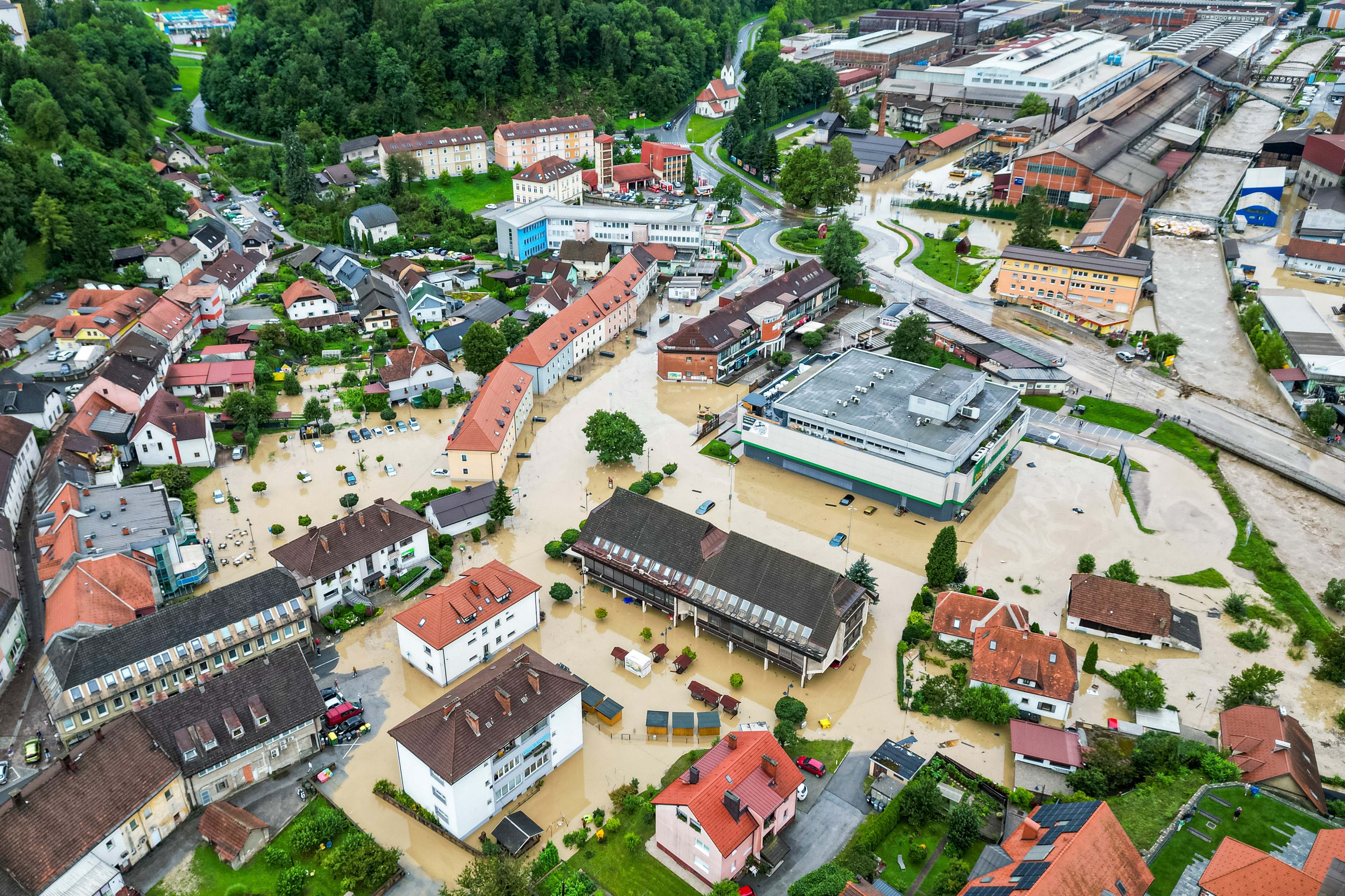 Inundații catastrofale în Slovenia, unde oamenii sunt evacuați cu elicopterele. Cel puțin trei persoane au murit