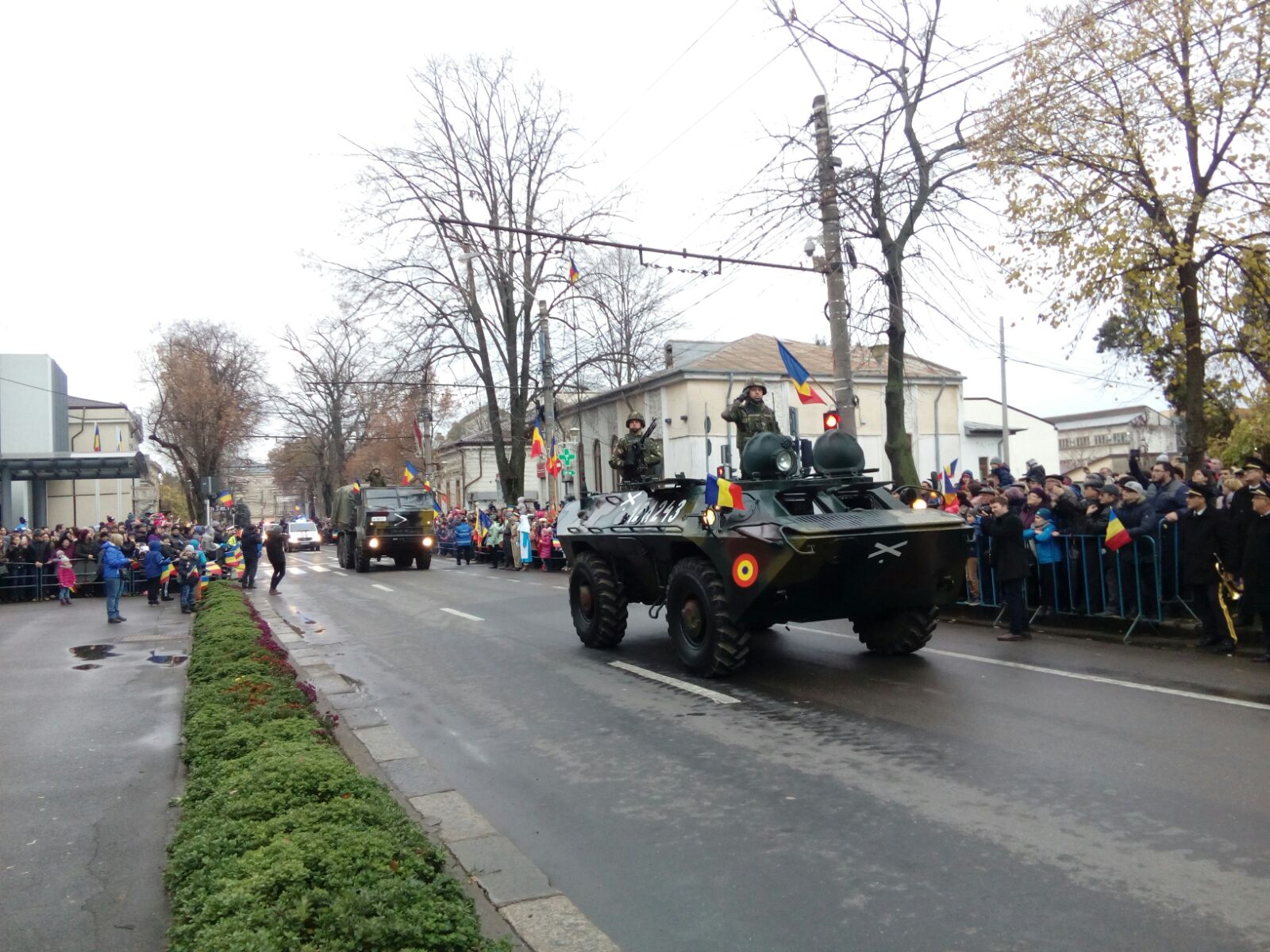 Buzoienii, dezamăgiți că militarii nu au mai defilat cu tehnica din dotare| FOTO/VIDEO