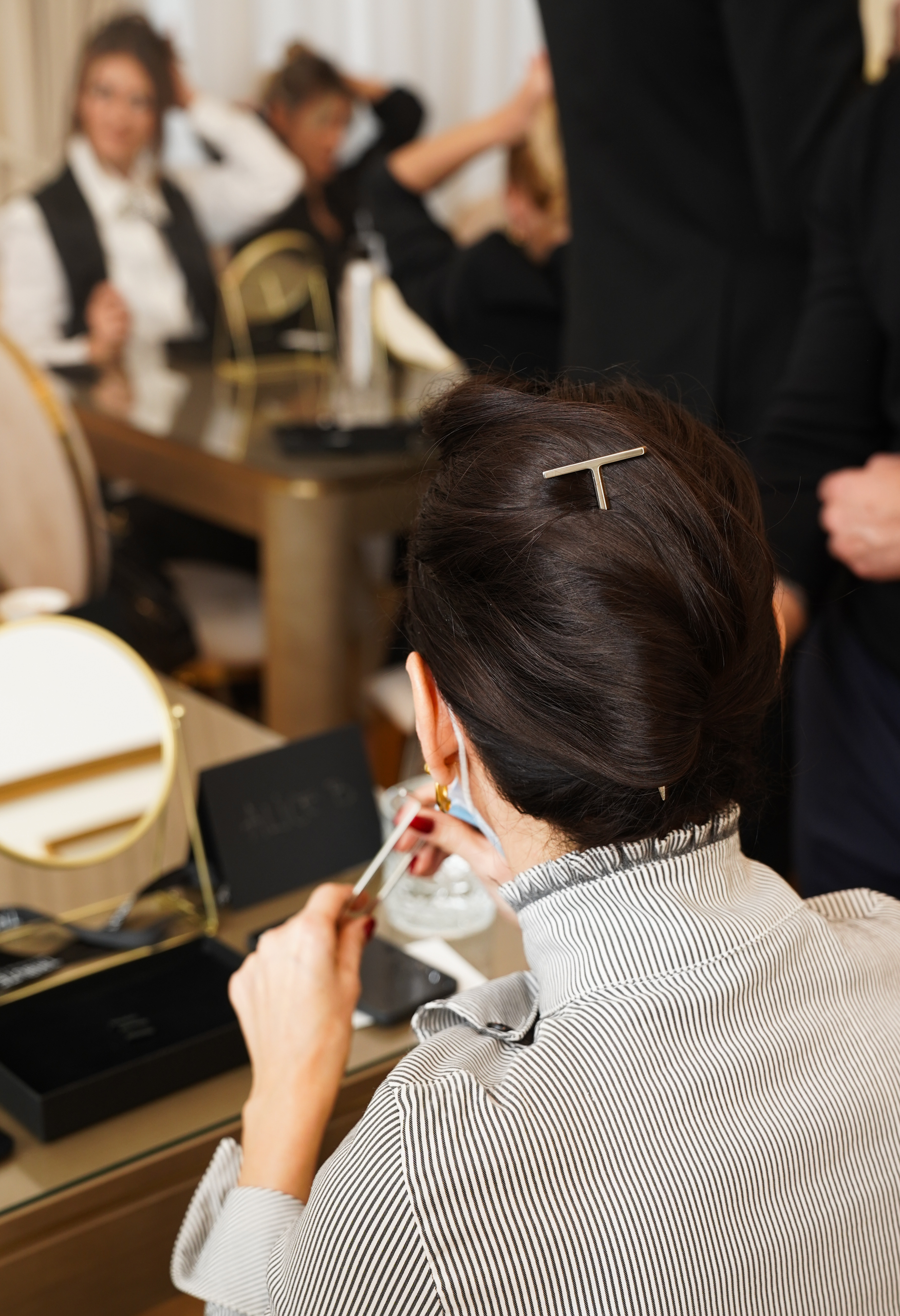Accesoriul pe care femeile ar trebui să-l poarte în păr pe 8 Martie. Sfaturile unui hairstilist celebru din România