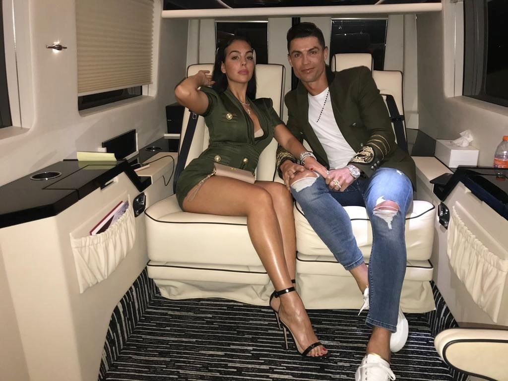 Olyan autót villantott Cristiano Ronaldo menyasszonya, hogy az még tőle is meglepő