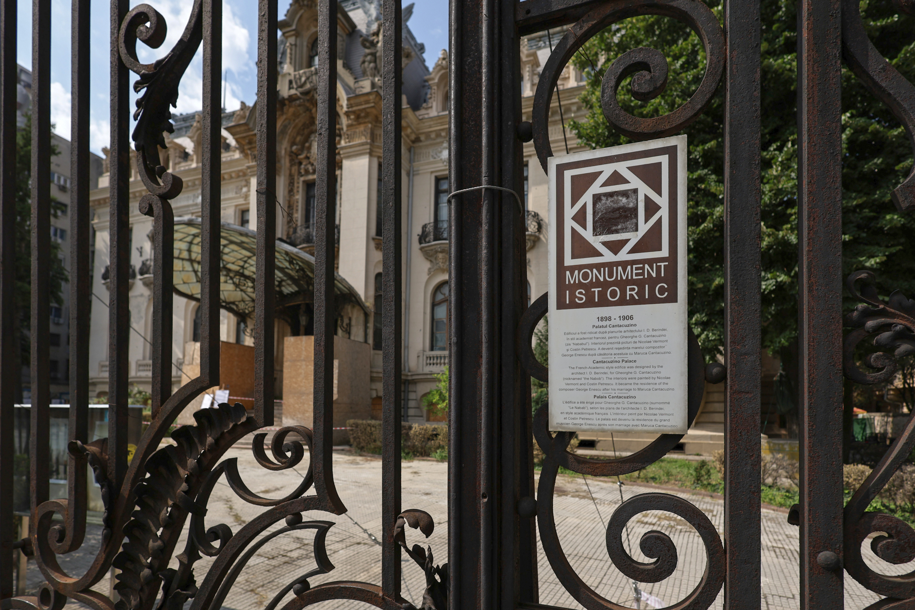 O bijuterie a Bucureștiului se luptă cu timpul, în timp ce restaurarea bate pasul pe loc