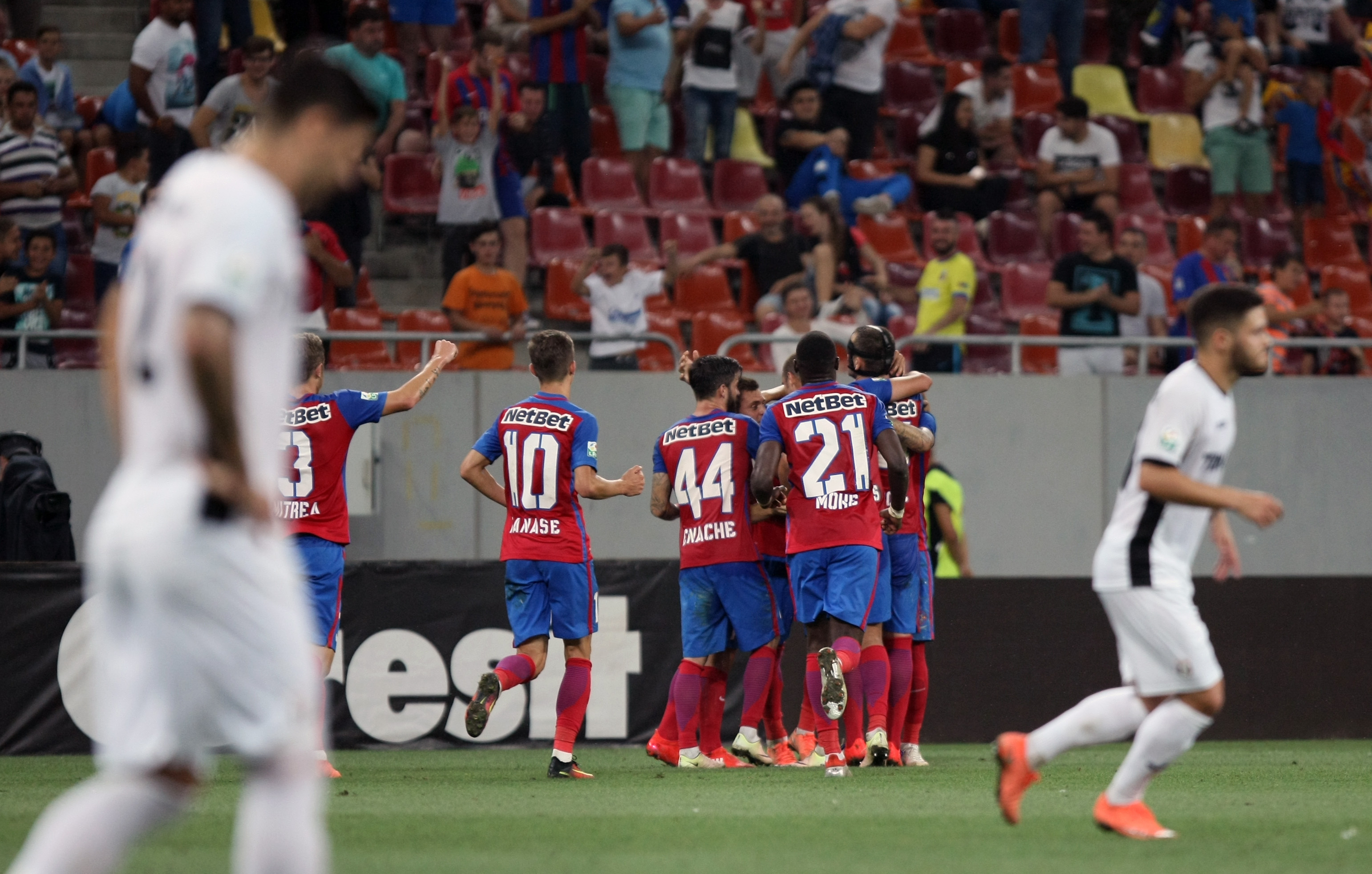 Liga 1, Etapa a 7-a. Steaua - Astra 1-0. GOLdrin a decis jocul, dintr-o lovitură liberă! Junior Morais, eliminat în final! Meciul s-a încheiat cu îmbrânceli/ VIDEO&FOTO