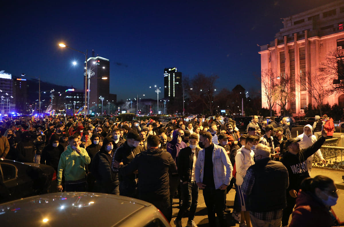 Protestul anti-restricții din Capitală, încheiat cu violențe și arestări. Manifestații și în alte orașe din țară