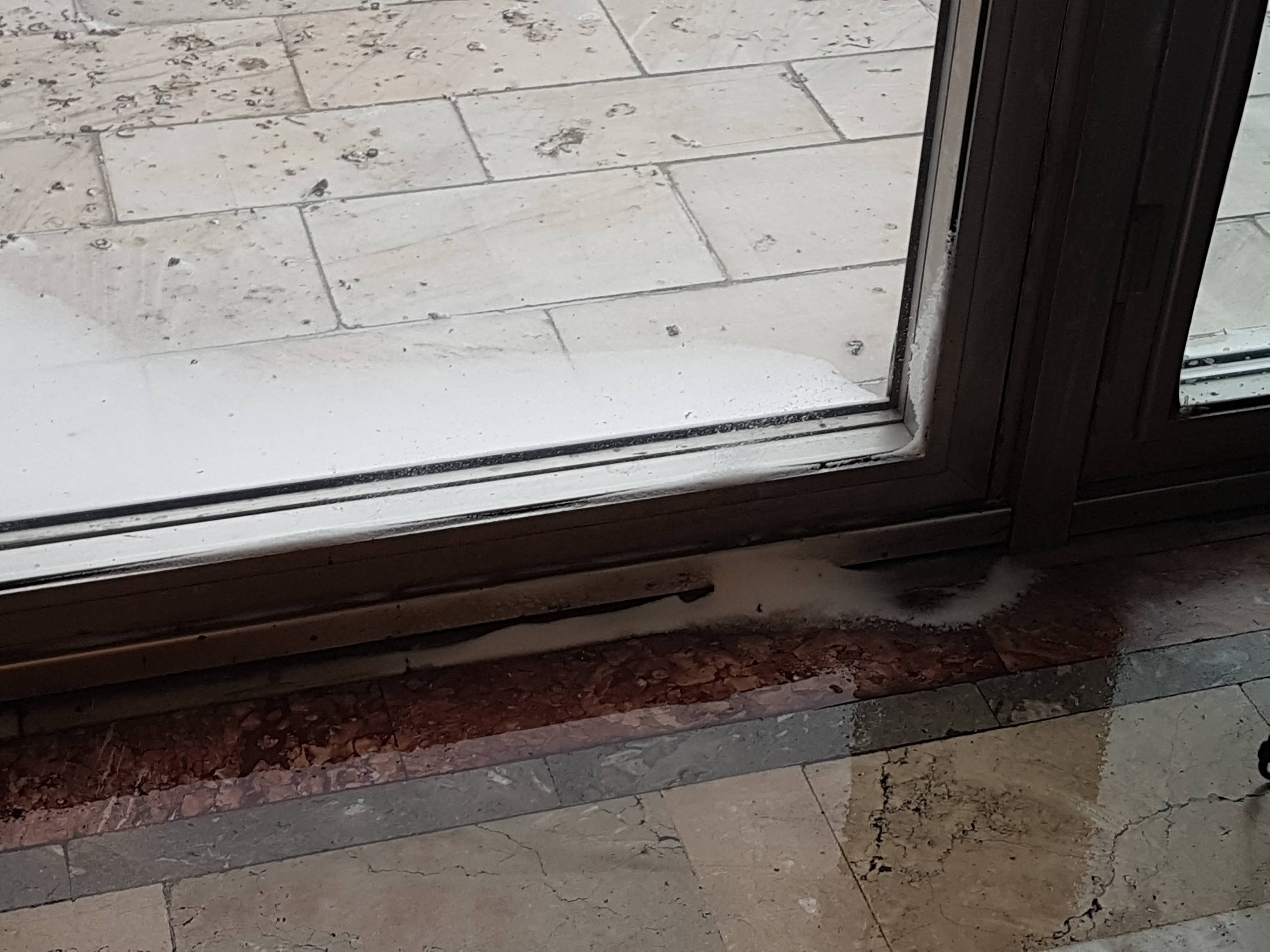 Intră zăpada în Palatul Parlamentului; Aleșii au tremurat în plen, din cauza ferestrelor vechi ( FOTO/ VIDEO)