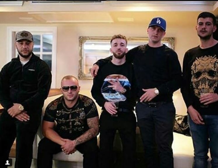 GALERIE FOTO| Gangsterii albanezi din Marea Britanie se laudă pe rețelele de socializare cu drogurile, armele și averile pe care le fac din afaceri ilegale