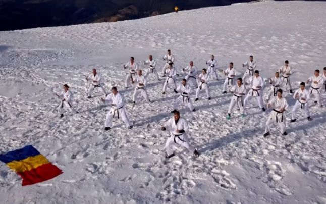 Cum se antrenează sportivii Federației Române de Karate Tradițional, la 2.000 de metri altitudine. Imagini uluitoare din timpul pregătirii / VIDEO