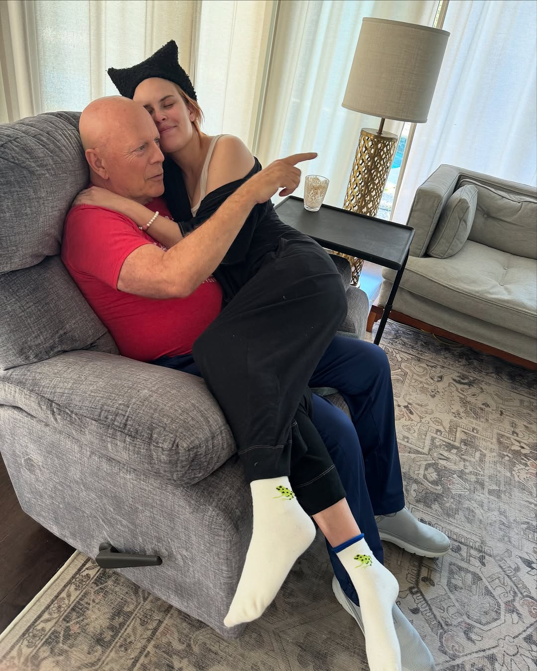 Noi imagini emoționante cu Bruce Willis: Cum arată la 70 de ani actorul diagnosticat cu demență. Demi Moore, gest superb