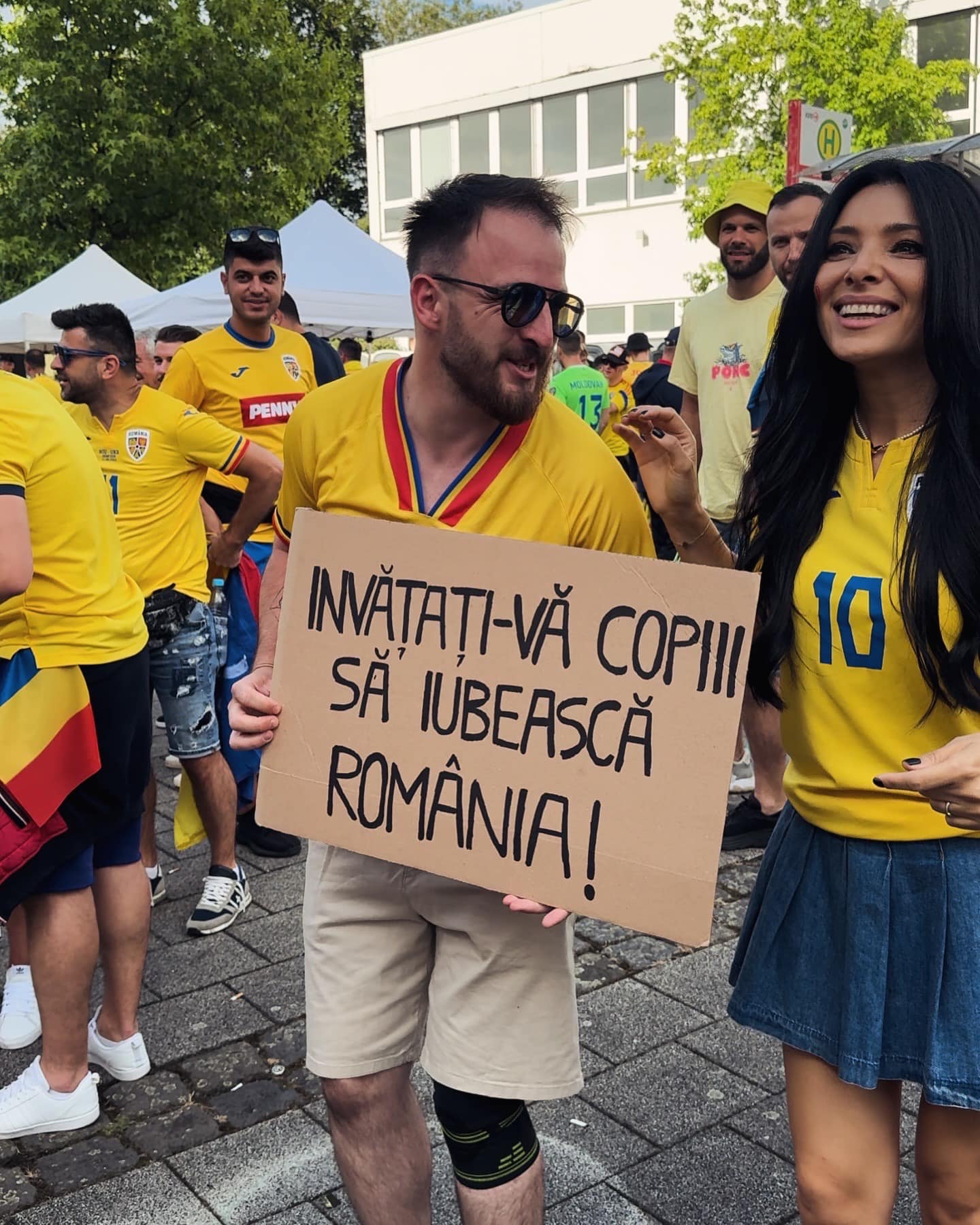EURO 2024. Cum au apărut Andreea Esca și Corina Caragea la meciul România - Belgia. Prezentatoarele au sărit și scandat cu suporterii