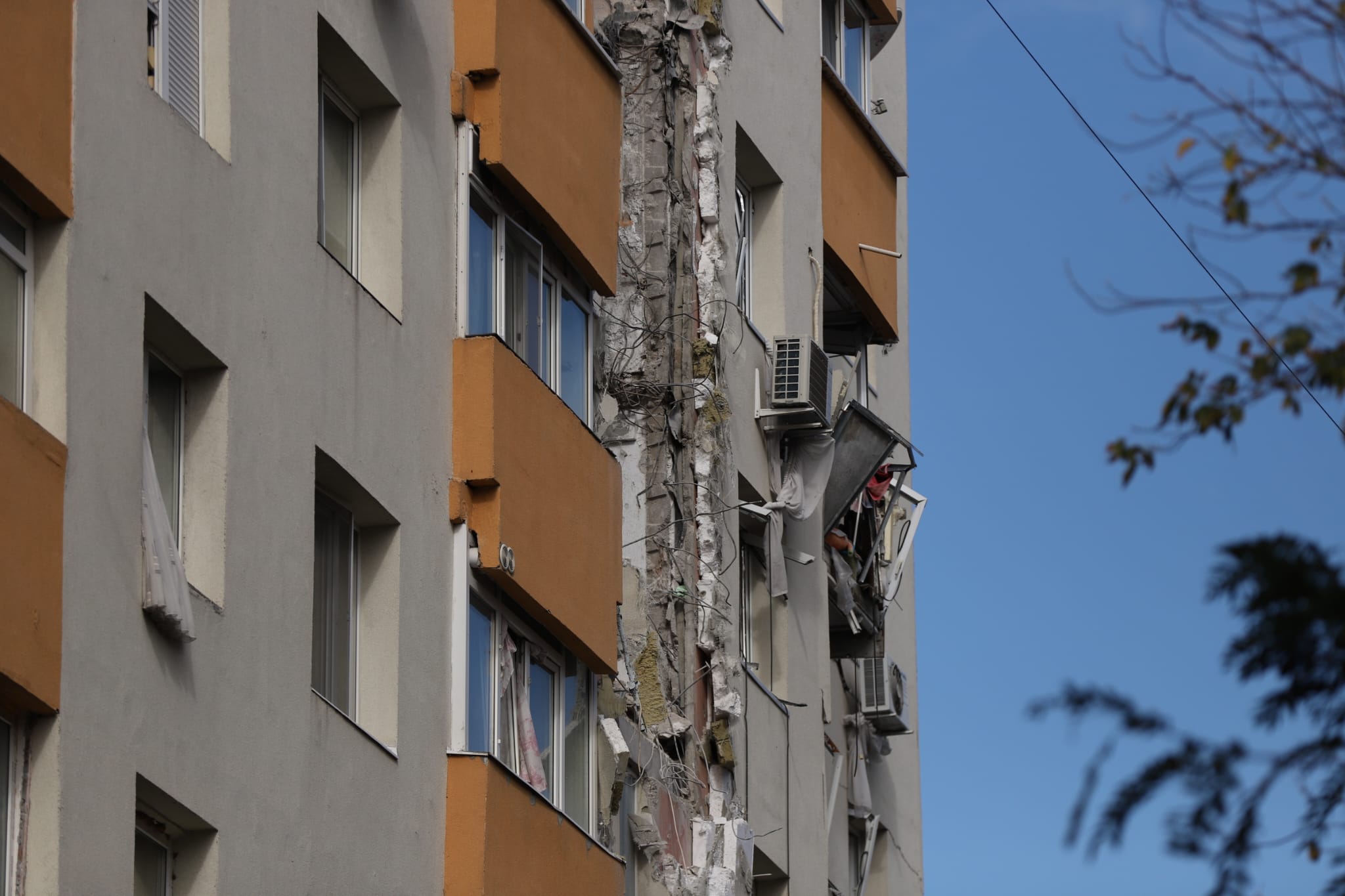 Lucrări la blocul din Rahova afectat de explozie, la un an de la deflagrație