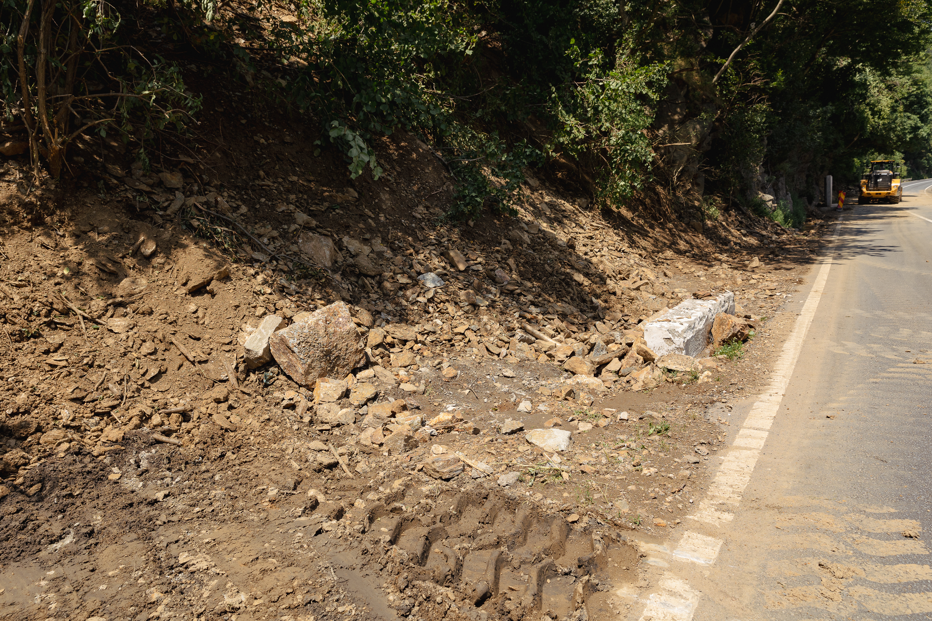 REPORTAJ Valea Oltului - viața după barieră. În lipsa traficului, natura își revine și nu prea, iar ministrul Grindeanu supraveghează cu drona progresul lucrărilor