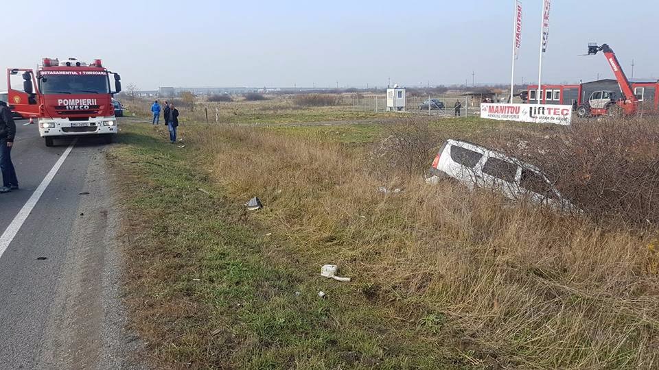 Accident în Timiș. Un șofer de 22 de ani a trimis trei oameni la spital, după ce a întors fără să se asigure