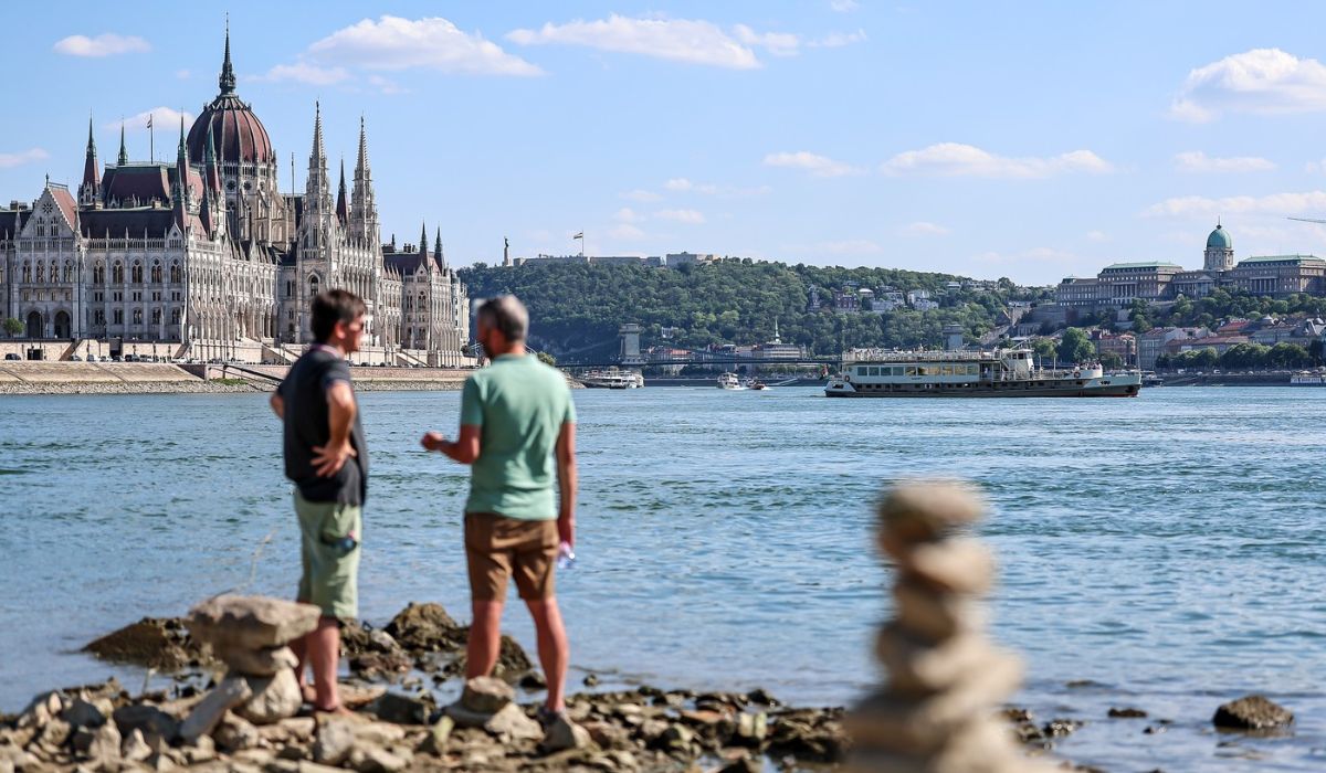 Dunărea s-a retras atât de mult, încât oamenii din Budapesta pot merge pe jos prin albia fluviului
