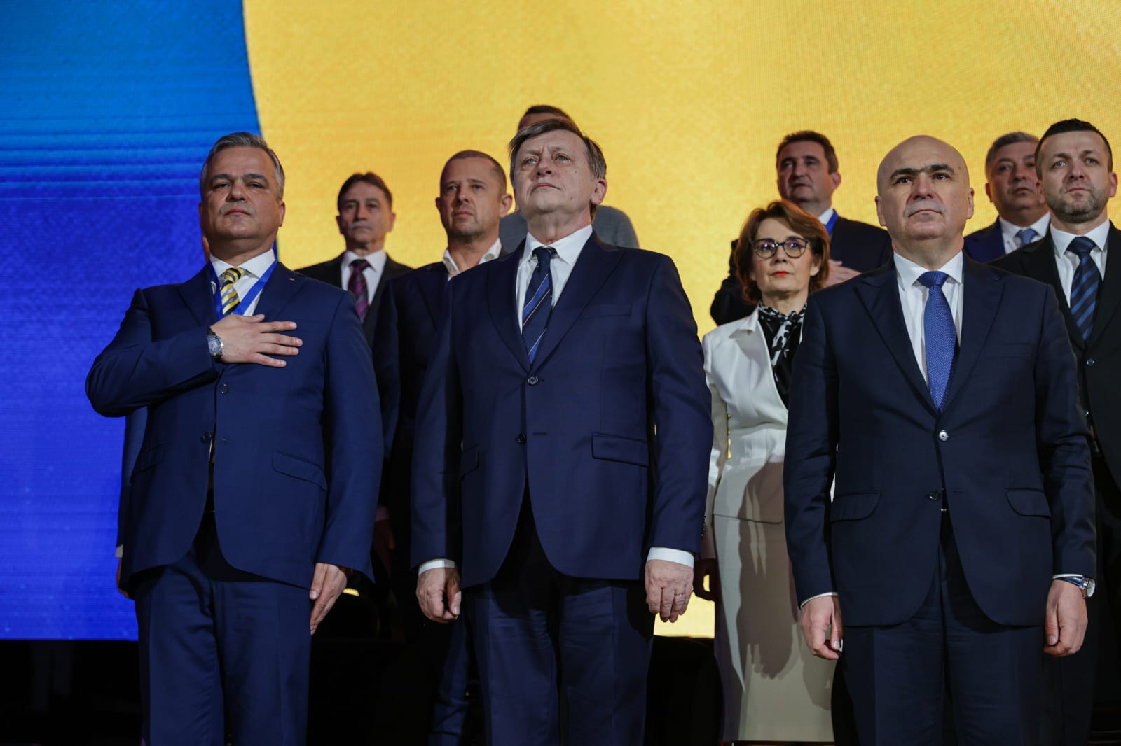 Ce nu s-a văzut la TV la „ungerea” lui Crin Antonescu drept prezidențiabil: atacuri în rafală la adresa lui Georgescu și jocuri de culise pentru împărțirea funcțiilor din Executiv