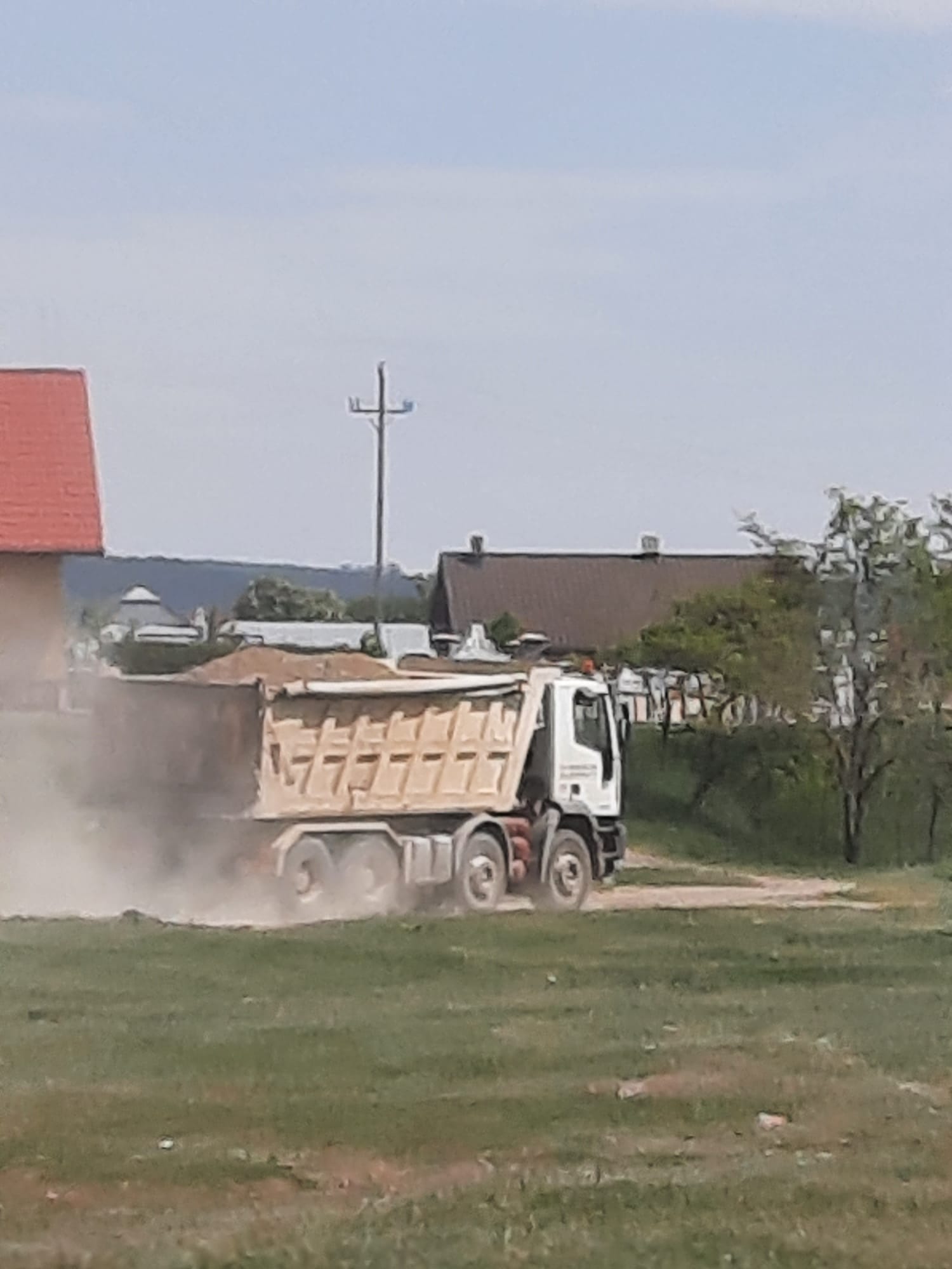 O firmă care a câștigat consolidarea unui pod în Suceava este aceeași care a fost filmată de localnici când ridica balast de sub pod