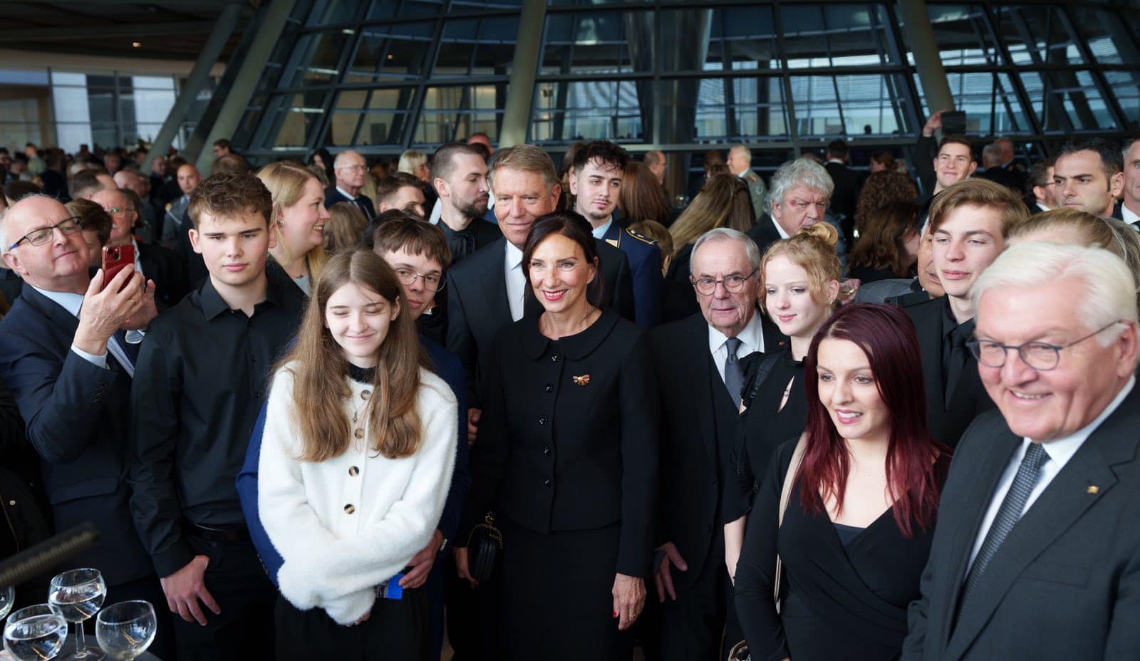 Ținuta purtată de Carmen Iohannis la vizita oficială în Germania alături de Klaus Iohannis. A ales un creator de modă român