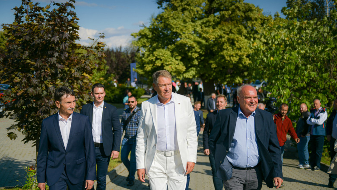 Maurice Munteanu, despre ținutele lui Iohannis în Africa: „Să apari în alb la safari pare ușor sfidător. Nu poți veni ca și cum ai fi Frank Sinatra”