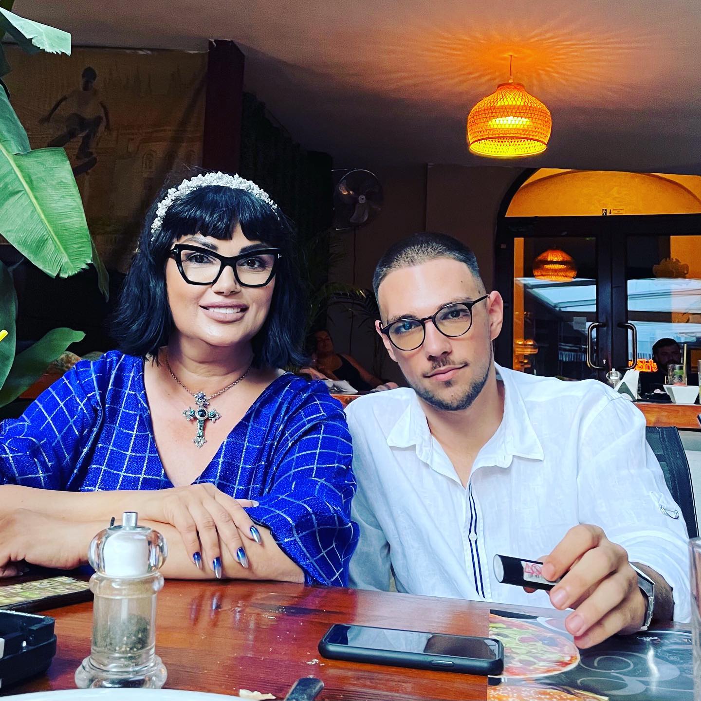 Ozana Barabancea nu se bagă în viața amoroasă a fiului său. Andrew are o relație cu Naomi Hedman