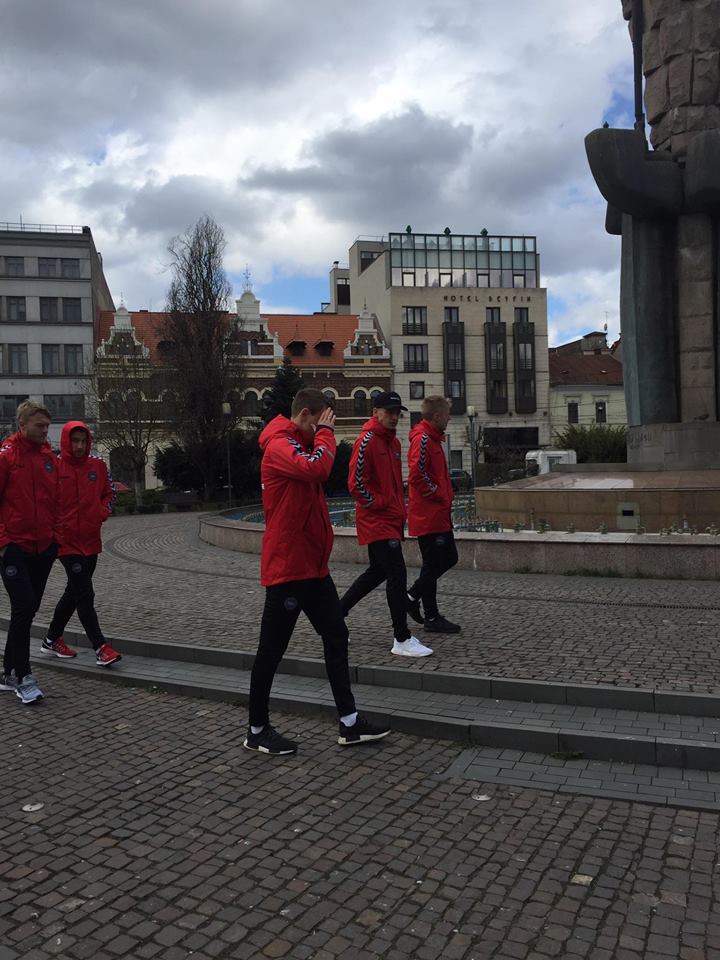 Fotbaliștii danezi au făcut o scurtă plimbare de relaxare prin Cluj | FOTO&VIDEO