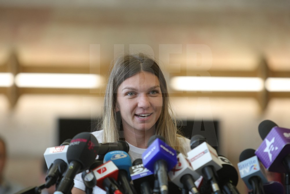VIDEO&FOTO. Sosirea Simonei Halep în România după ce a câștigat Roland Garros 2018. Așteptată pe covorul roșu!