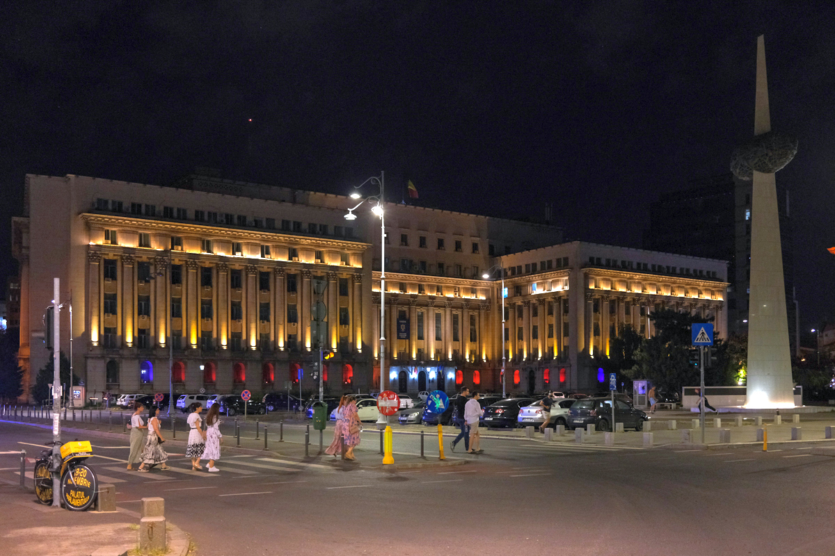 Economie la curent, doar în declarații. Instituțiile publice din România sunt luminate ca la festival