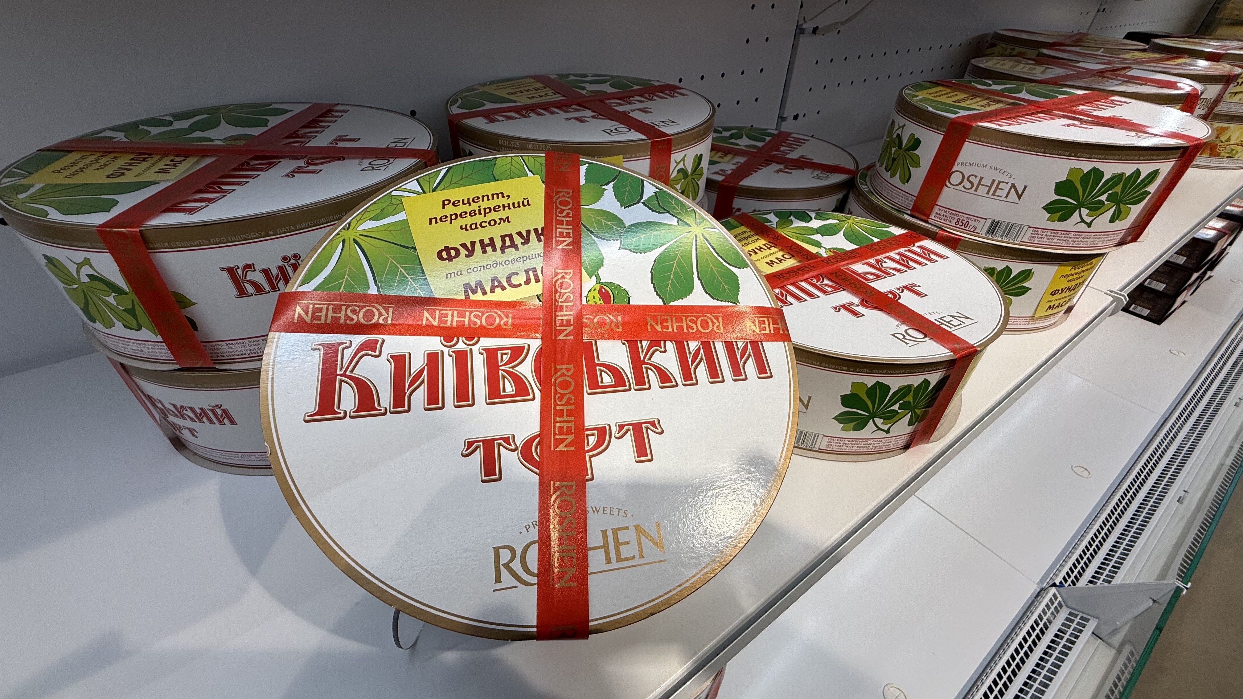 Noul templu al dulciurilor din București. Peste 300 de sortimente de produse. Cât costă și de ce toată lumea vorbește despre magazinul de la Piața Unirii