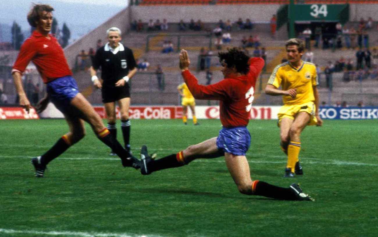 Cine a fost Mircea Lucescu. Imagini de arhivă cu căpitanul României la Mondialul din 1970, creatorul lui Dinamo de la finalul anilor '80 și unul dintre cei mai titrați antrenori din istorie
