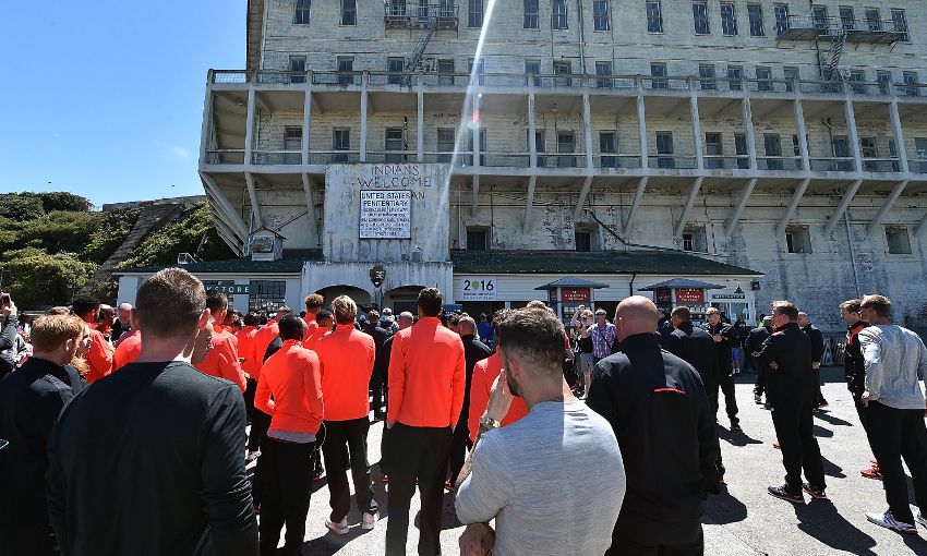 Fotbaliștii unei mari echipe din Anglia au intrat în pușcărie, cu tot cu antrenor, pentru 31 de dolari / GALERIE FOTO și VIDEO