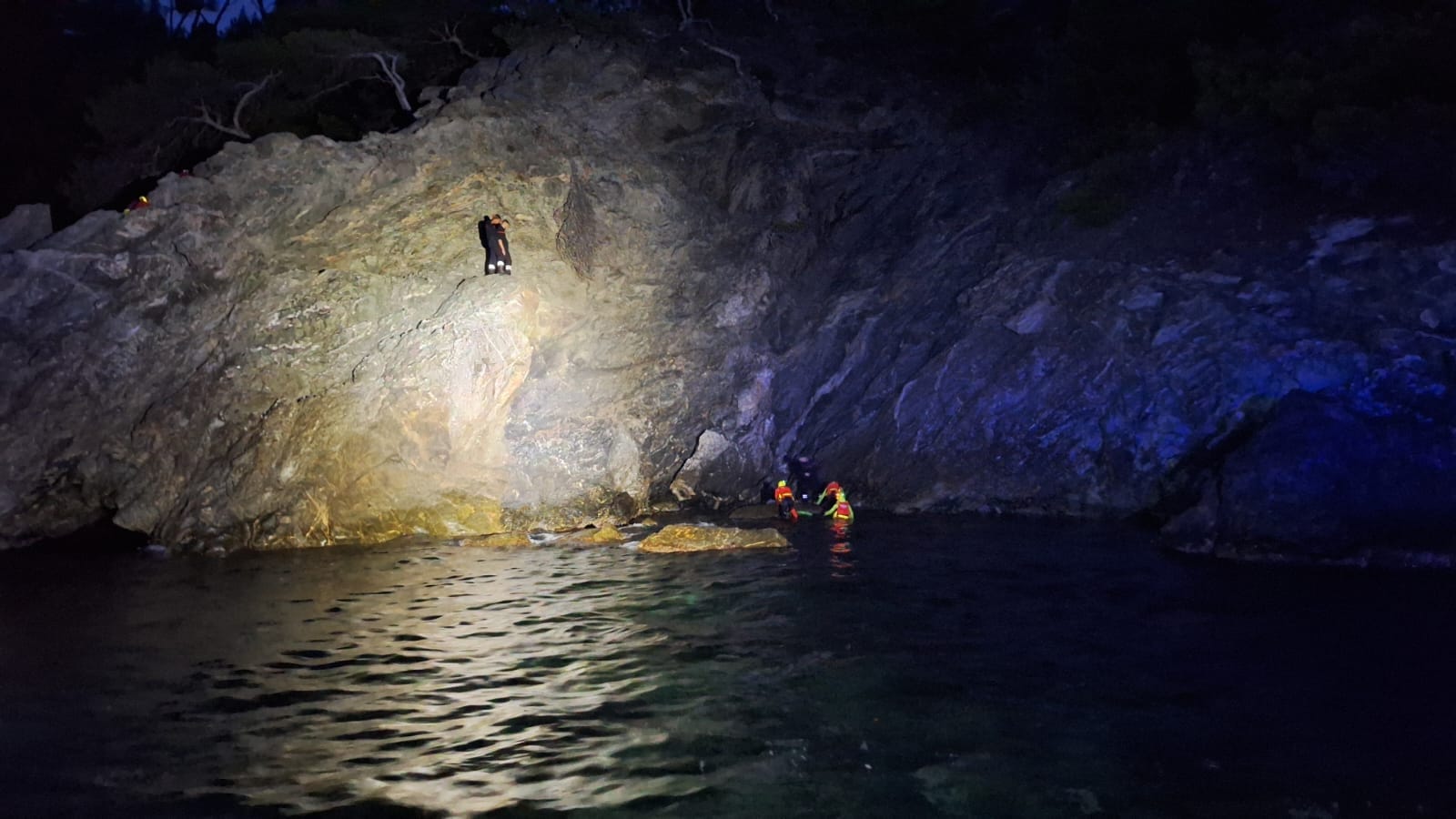 Un român în vacanță pe Coasta de Azur a căzut în mare, de pe stânca Pointe de Mourret înaltă de 37 de metri, și a murit pe loc