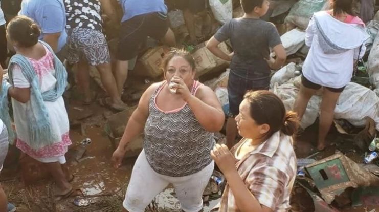 Un tir cu 40 de tone de bere s-a răsturnat, dar ce a urmat apoi e năucitor. Ce au făcut localnicii a devenit viral | FOTO