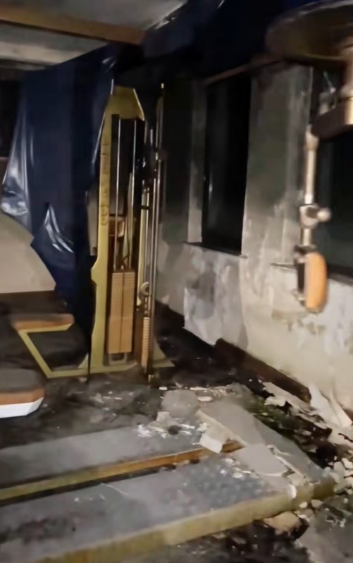 Imagini din prezent cu vila din Izvorani a lui Irinel Columbeanu. Palatul a ajuns o ruină
