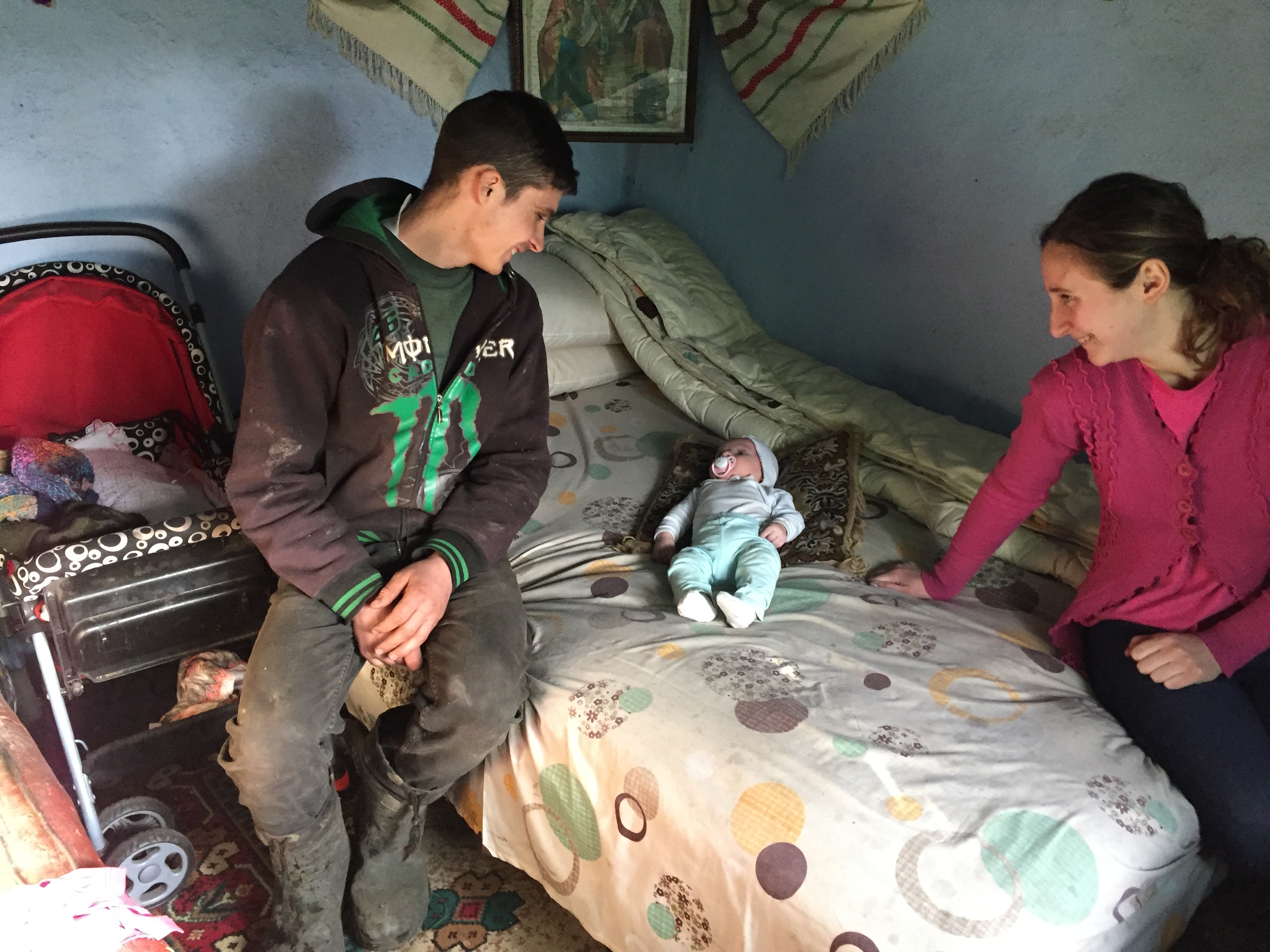 Anamaria nu are buletin, dar a luat deja viața în piept! Este mamă la 13 ani și își crește copilul într-un fost grajd!
