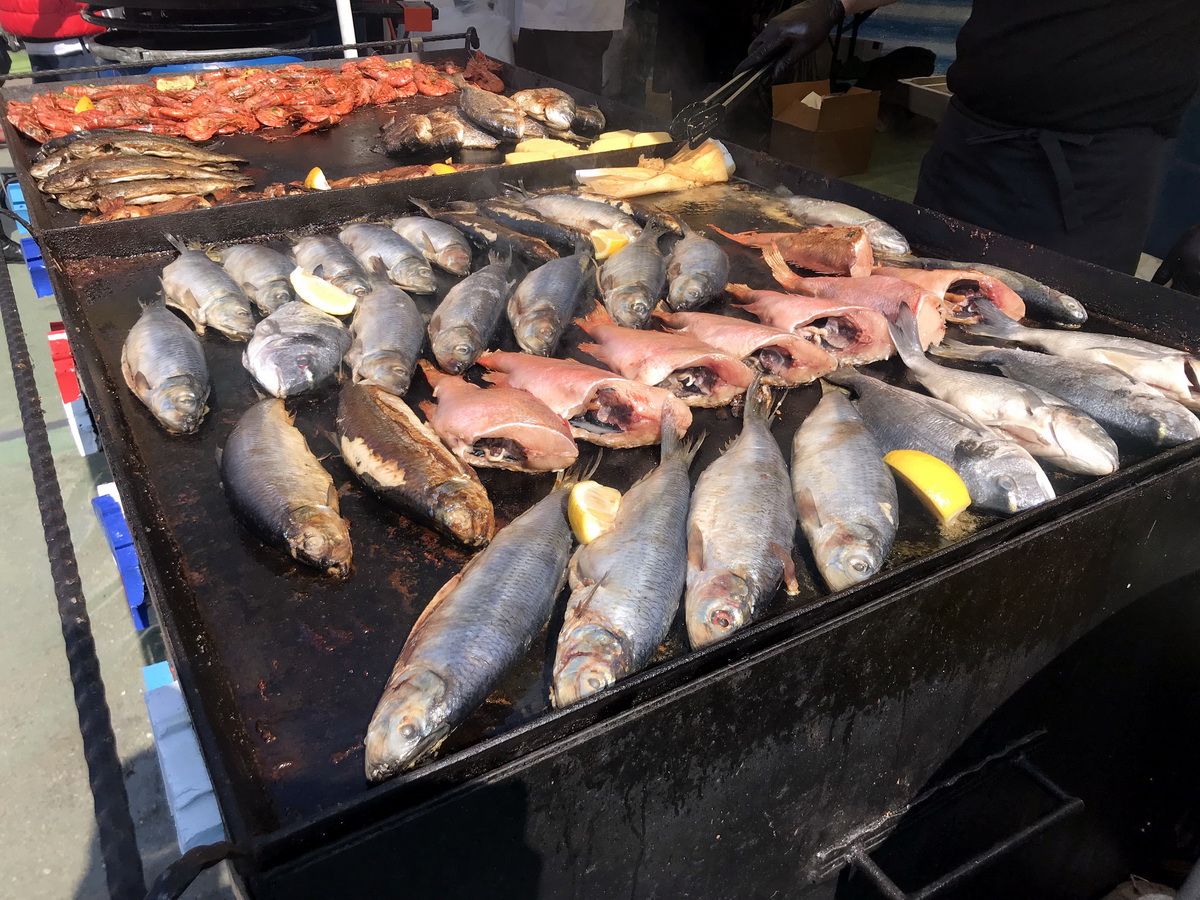 FOTO | Sfârâie grătarele! Peste 100 de sortimente de pește îi așteaptă pe gurmanzi la „Festivalul Pescăresc” din Parcul Național din București