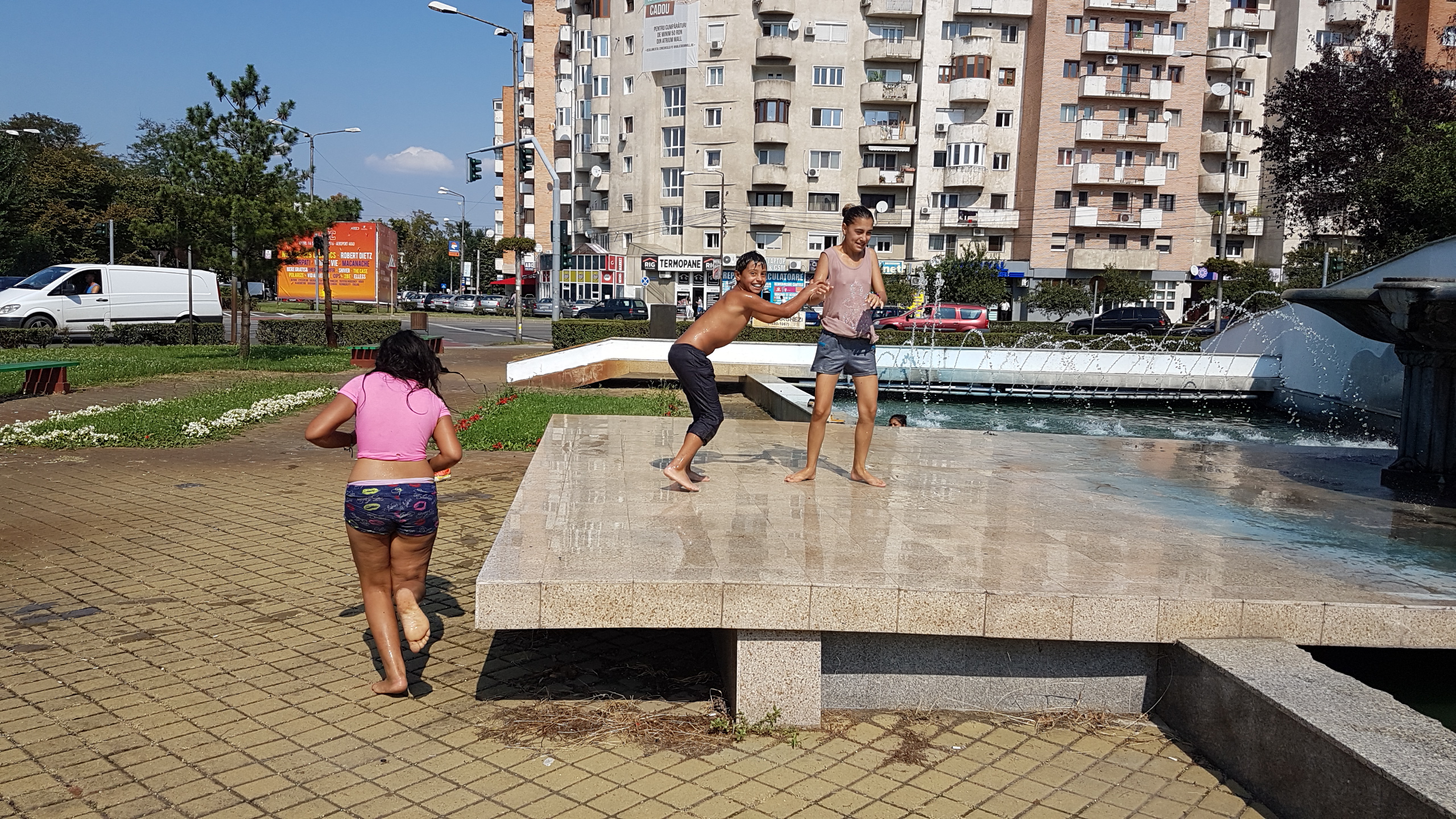 Căldură neobișnuită la Arad! Copiii au făcut baie în fântâna arteziană GALERIE FOTO