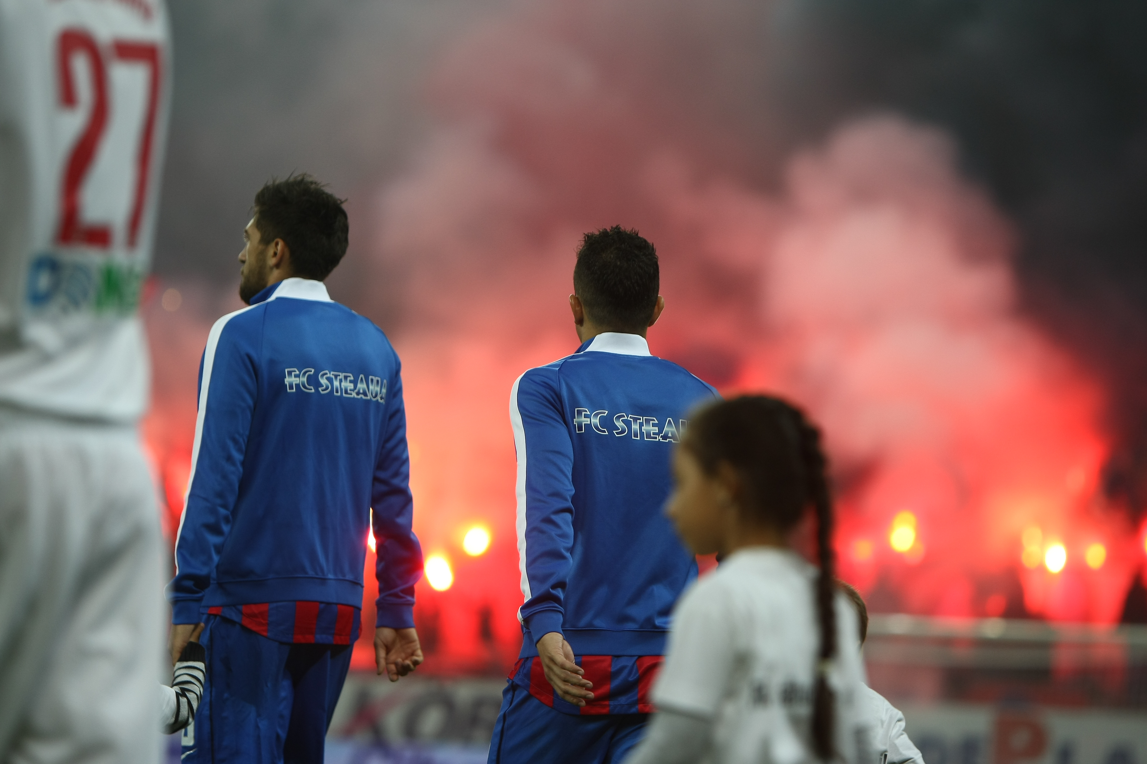 GALERIE FOTO&VIDEO/ DERBY-UL ROMÂNIEI, STEAUA - DINAMO 3-0. ^ Echipa din Ghencea i-a speriat pe ”câini” de Halloween! Szukala, Papp și Keșeru au înscris pentru roș-albaștri. Arlauskis și Bărboianu, loviți de petardele aruncate de suporteri. Băiatul lui Florentin Petre a debutat la Dinamo