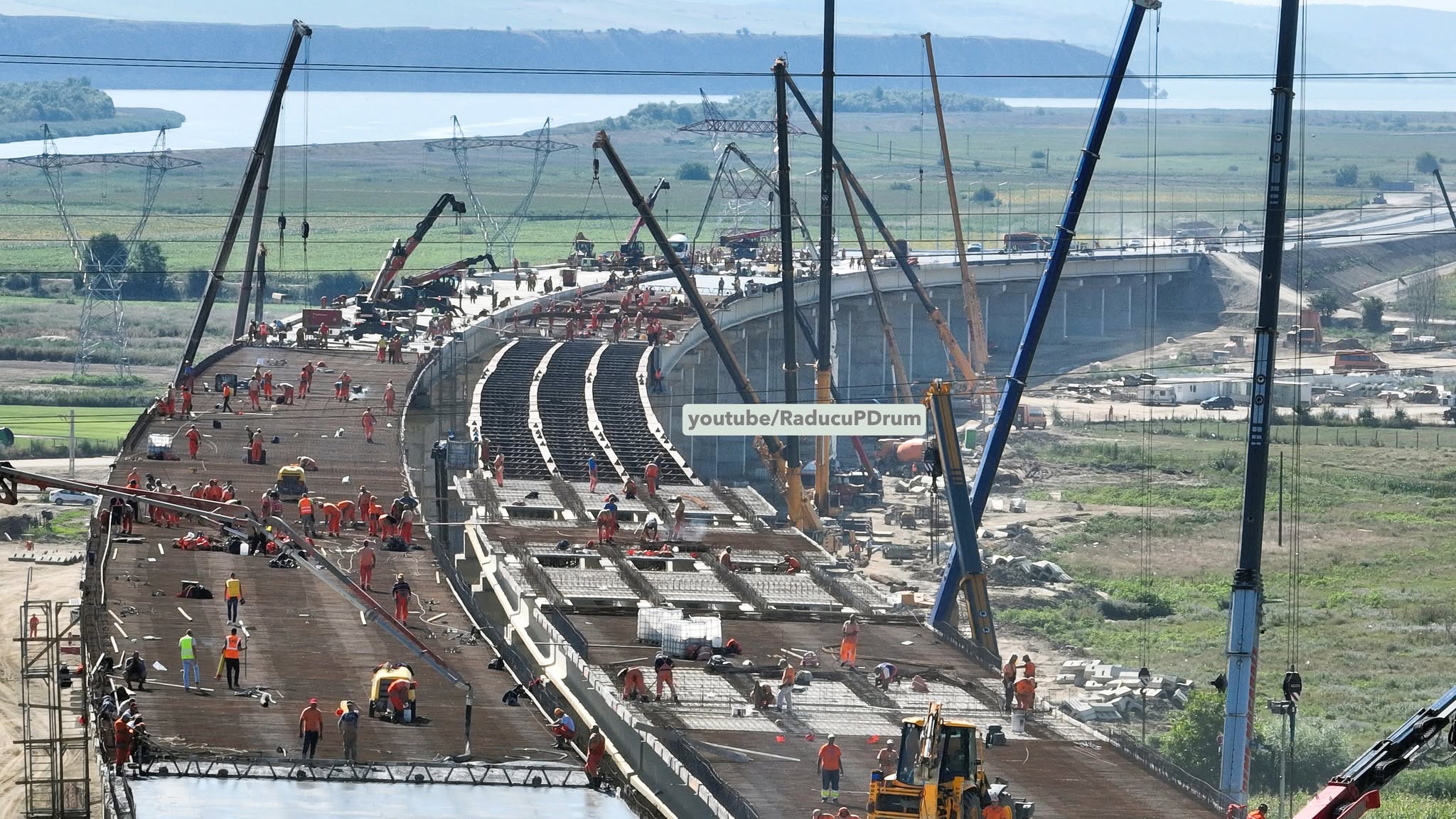 Viaductul de la Cleja din Bacău este ca un furnicar: peste 400 de muncitori pe șantierul de 1,2 kilometri din A7