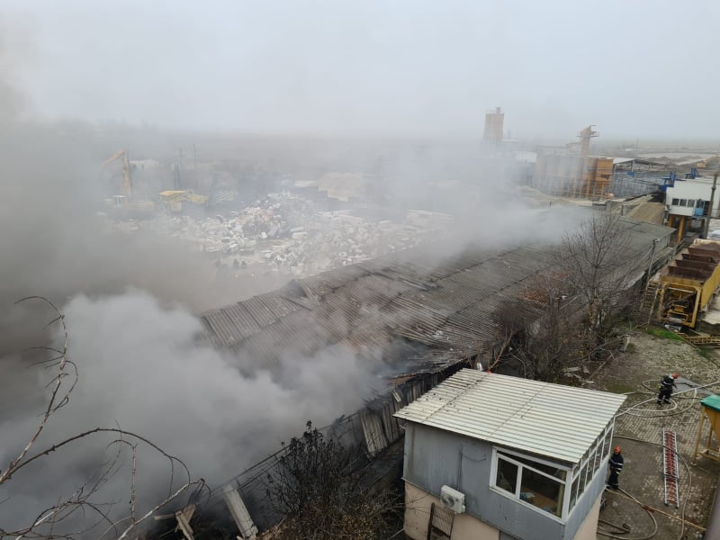 Incendiul de lângă Capitală e sub control, anunță ISU. A fost redus efectivul pompierior