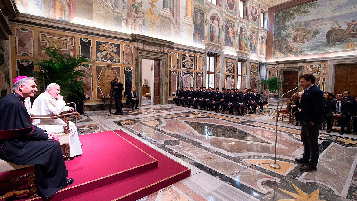 Fotbaliștii echipei Villarreal au fost primiți de Papa Francisc înaintea meciului cu AS Roma / GALERIE FOTO & VIDEO