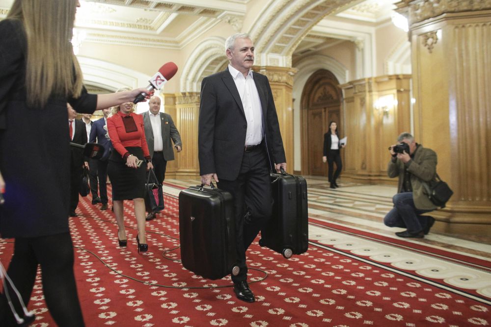 Prima reacție a lui Liviu Dragnea în scandalul #Teleormanleaks. A venit la ședința CEx cu două valize! Ce a scos din ele (FOTO&VIDEO)