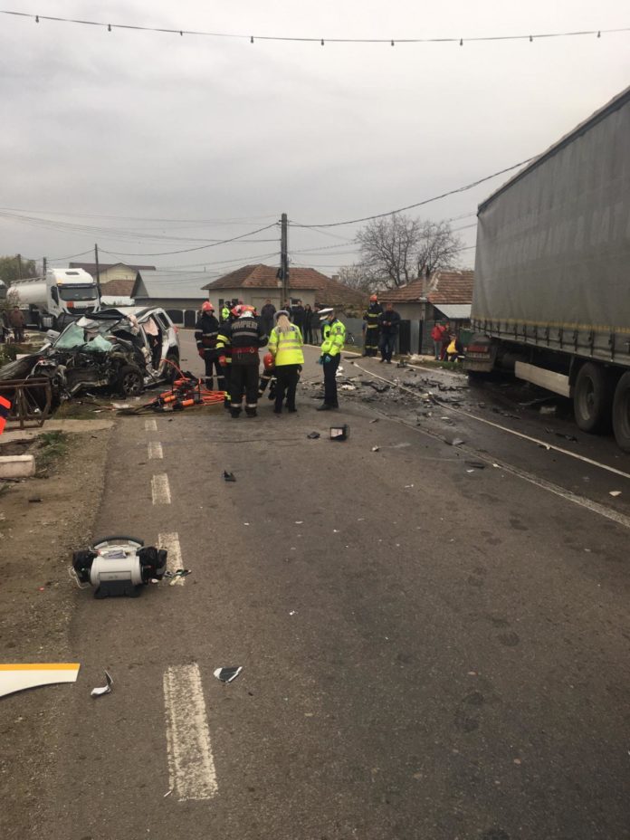 Ciocnire violentă între o mașină și un TIR încărcat cu ciment, în Prahova. Un șofer a murit