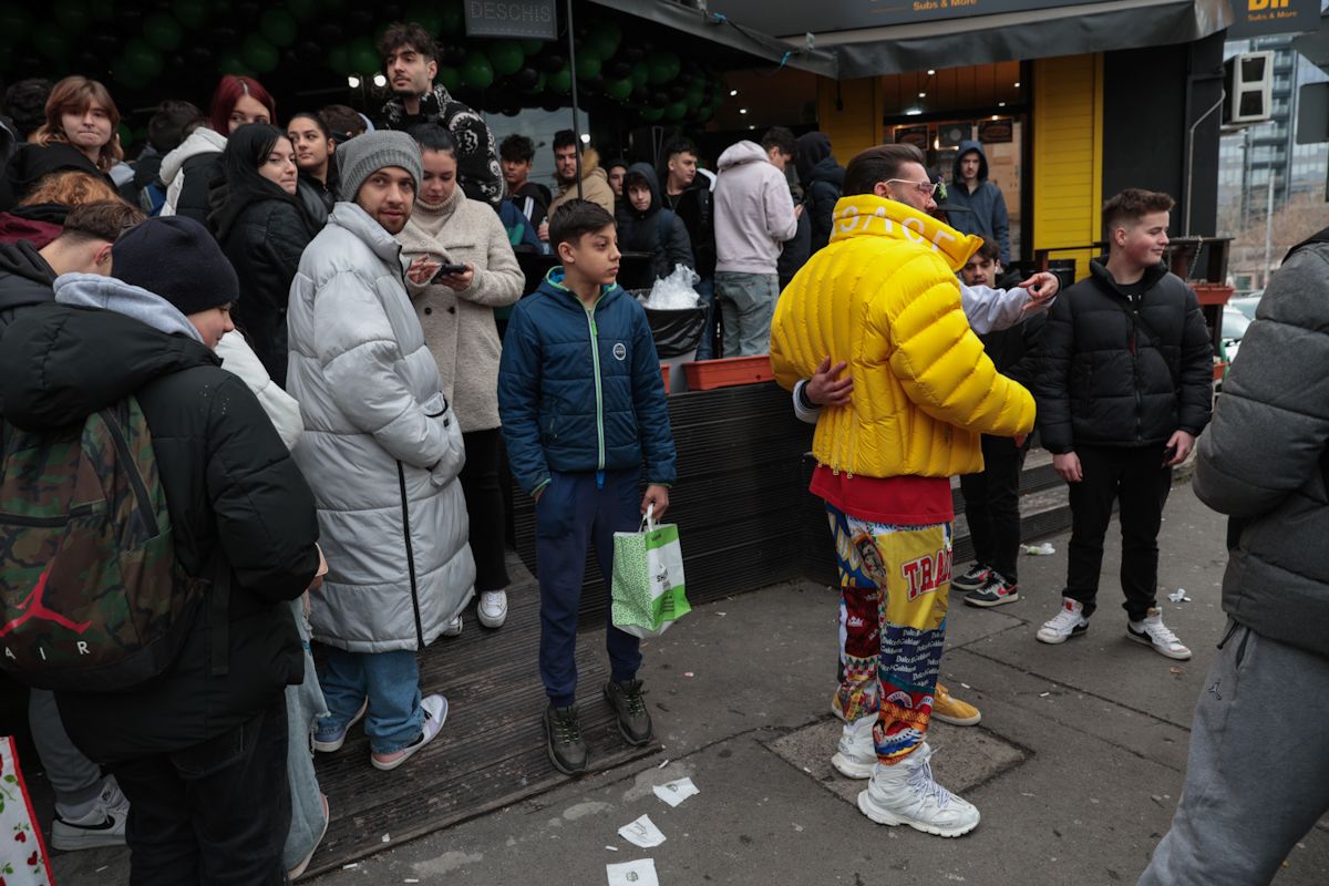 Noi cozi la un fast-food din București, unde Dorian Popa a anunțat că dă șaorma gratis